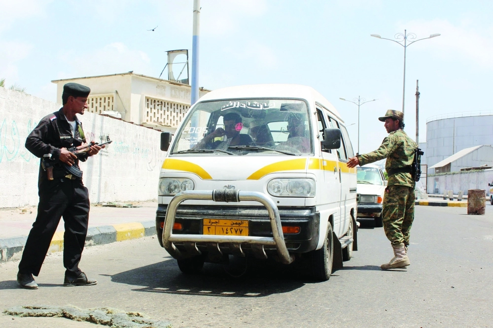 أحد أفراد القوات اليمنية في نقطة تفتيش في حي التواهي بعدن                                        (أ ف ب)