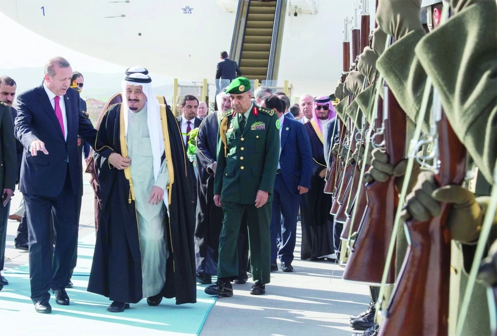 الملك سلمان لدى وصوله مطار ايسنبوا وفي استقباله الرئيس التركي (بندر الجلعود)
