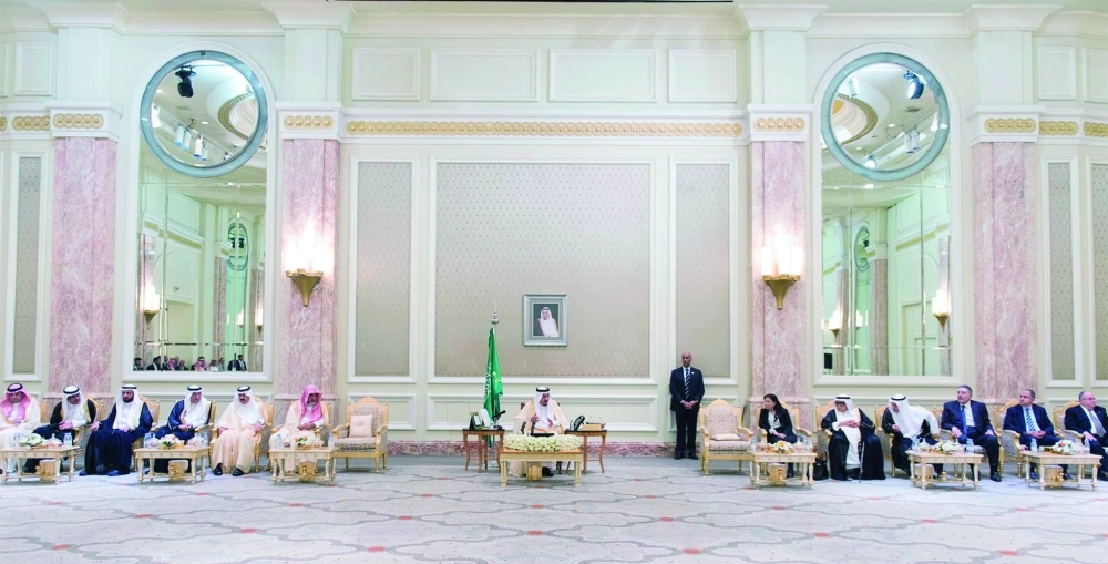 الملك سلمان خلال اللقاء مع وزيرة الاستثمار المصرية وأعضاء مجلس رجال الأعمال المصري السعودي  (واس) 