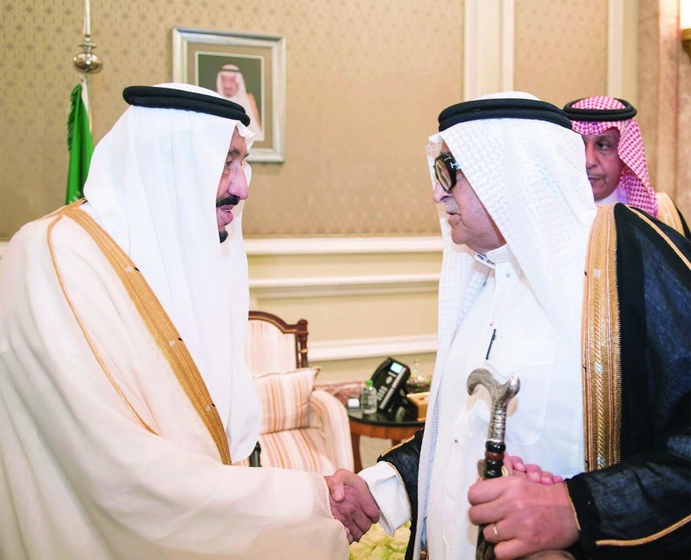 الملك سلمان يصافح صالح كامل ( بندر الجلعود )