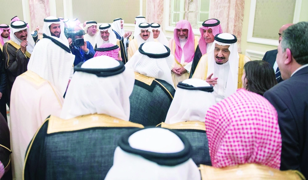 الملك سلمان وسط رجال الأعمال