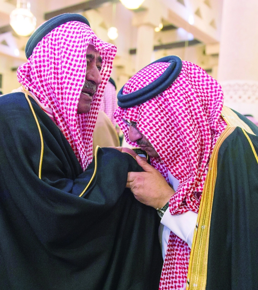 .. وخلال تقبيله يد الأمير مقرن بن عبدالعزيز                 (واس)