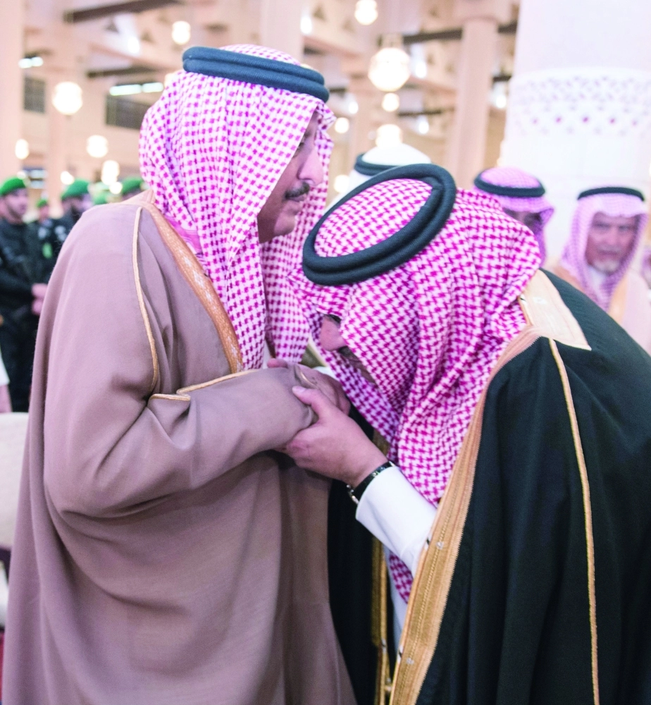 نائب الملك مقبلا يد الأمير أحمد بن عبدالعزيز خلال أداء الصلاة على مشاعل بنت فيصل 