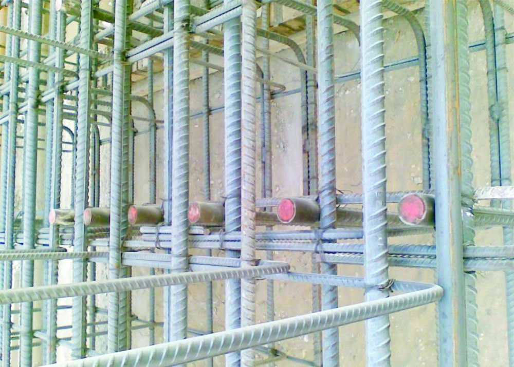 أعمال من حديد التسليح في أحد المشاريع                            (مكة)