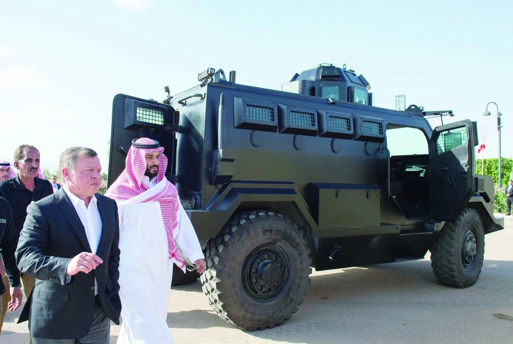 ..ويطلع الأمير محمد بن سلمان على آليات عسكرية حديثة                  (واس)