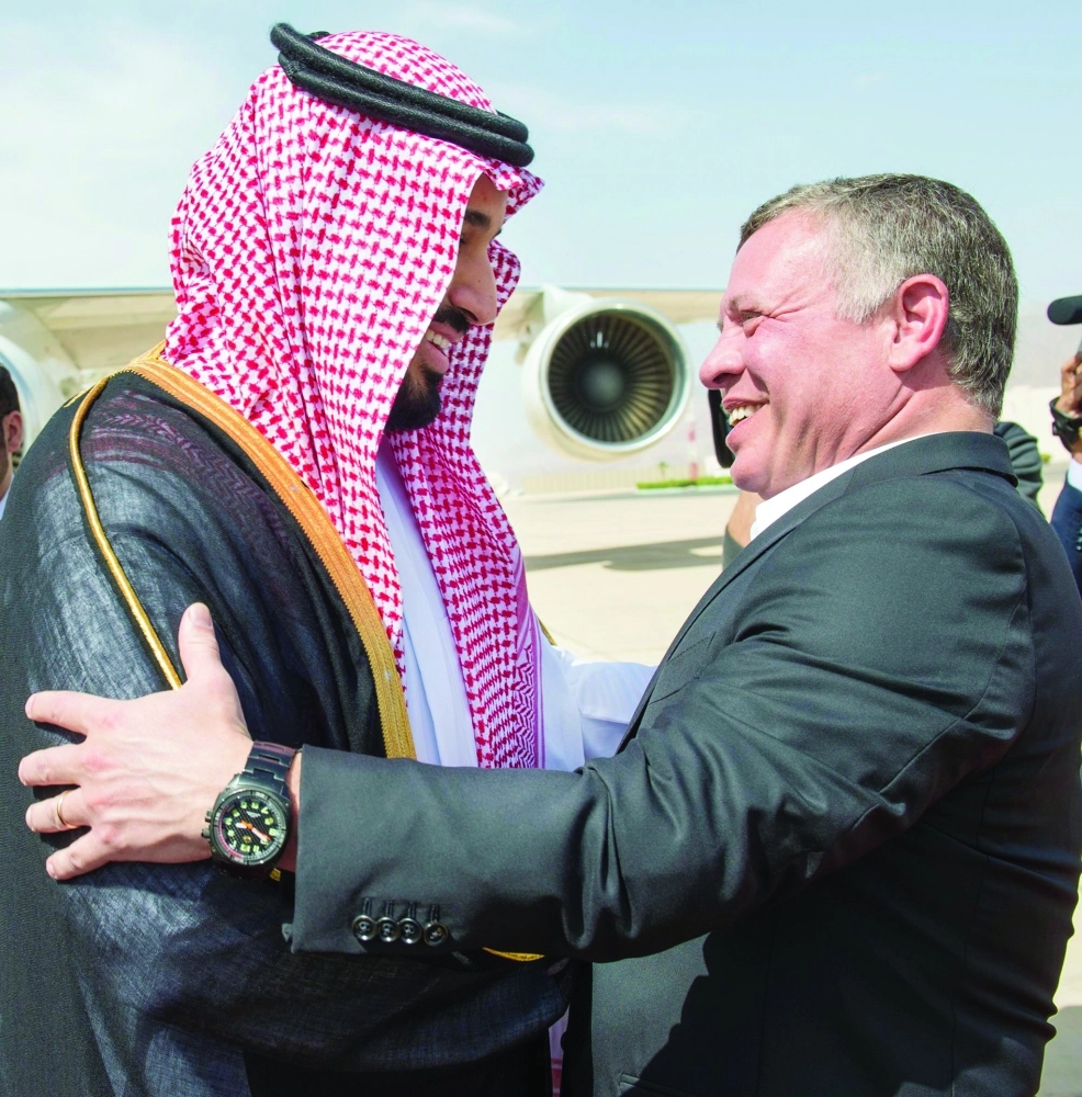 الملك عبدالله الثاني مستقبلا الأمير محمد بن سلمان أمس  