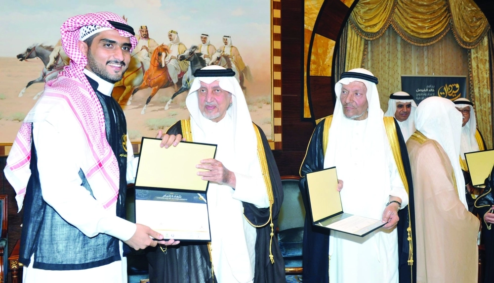 خالد الفيصل خلال تسليم الشهادات أمس             (مكة)