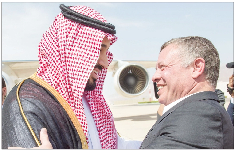 الأمير محمد بن سلمان يستقبله الملك عبدالله الثاني في الأردن أمس (واس)