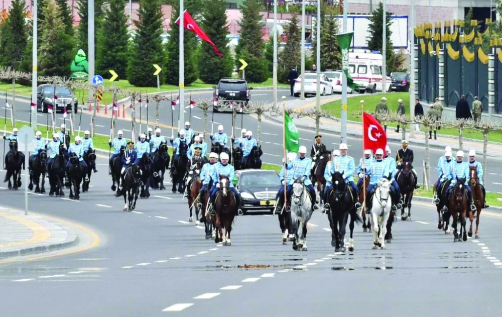 فرقة الخيالة في مقدمة ركب مستقبلي خادم الحرمين الشريفين لدى وصوله قصر الرئاسة بأنقرة                 (واس)