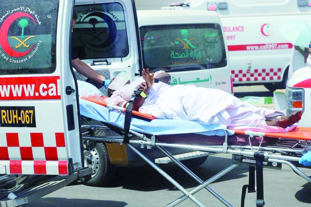 سيارة الهلال الأحمر تنقل مصابا في حادث مروري                    (مكة)