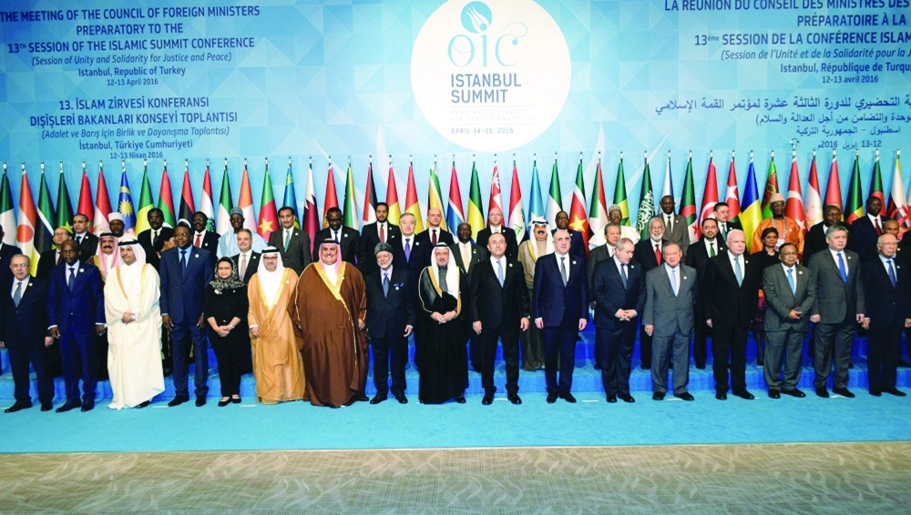 وزراء خارجية قمة إسطنبول الإسلامية على هامش اجتماعاتهم في إسطنبول أمس                 (واس)