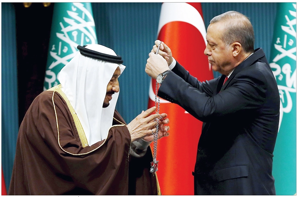 
    الرئيس التركي يقلد خادم الحرمين الشريفين وسام الجمهورية بالقصر الرئاسي بأنقرة (واس)