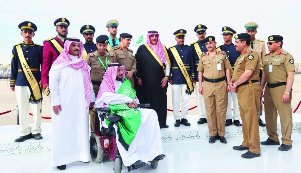 نائب خادم الحرمين متوسطا أوائل الدفعات والمتفوقين 