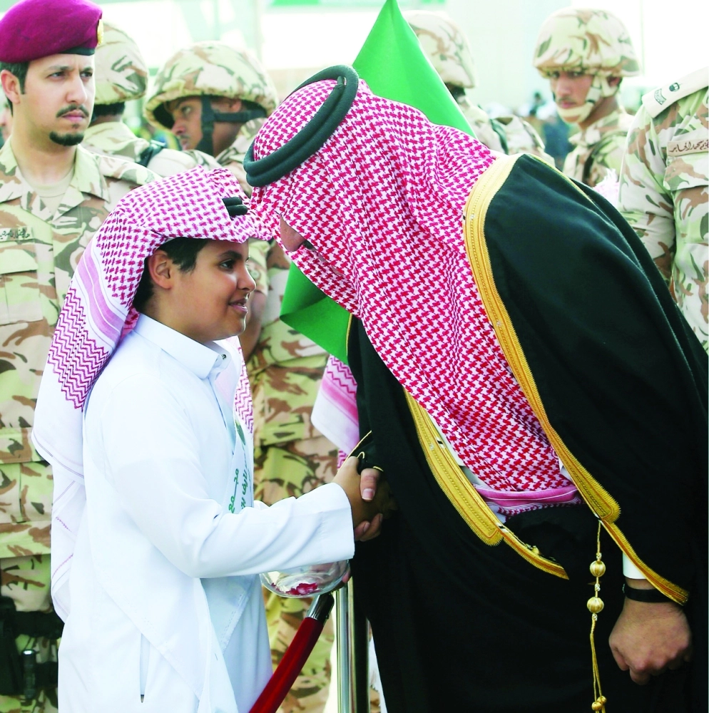 .. ومصافحا أحد أبناء الحاضرين          (محمد مشهور)