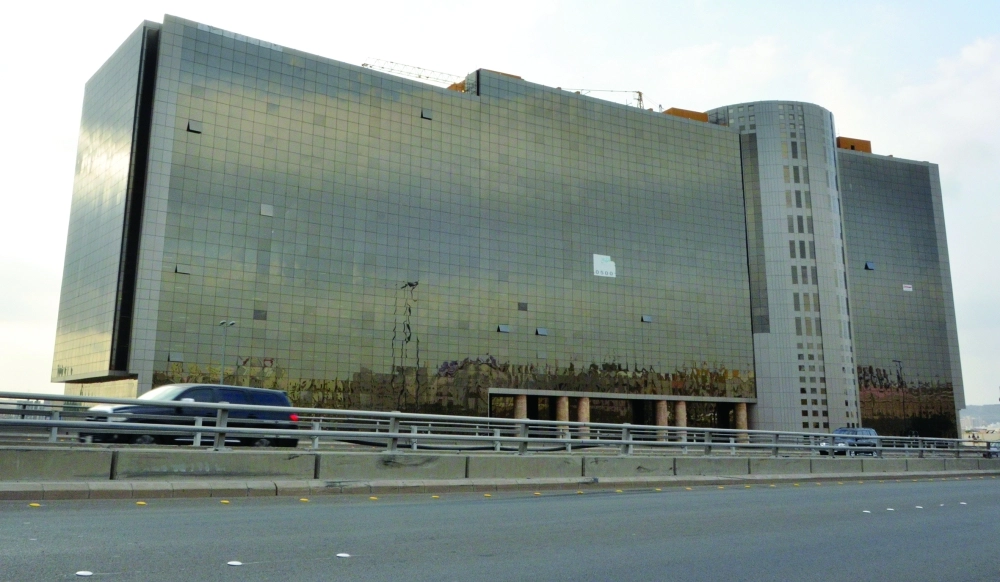 مواقف السيارات بداخل أحد المباني التجارية والإدارية بمكة      (عبدالمحسن دومان)