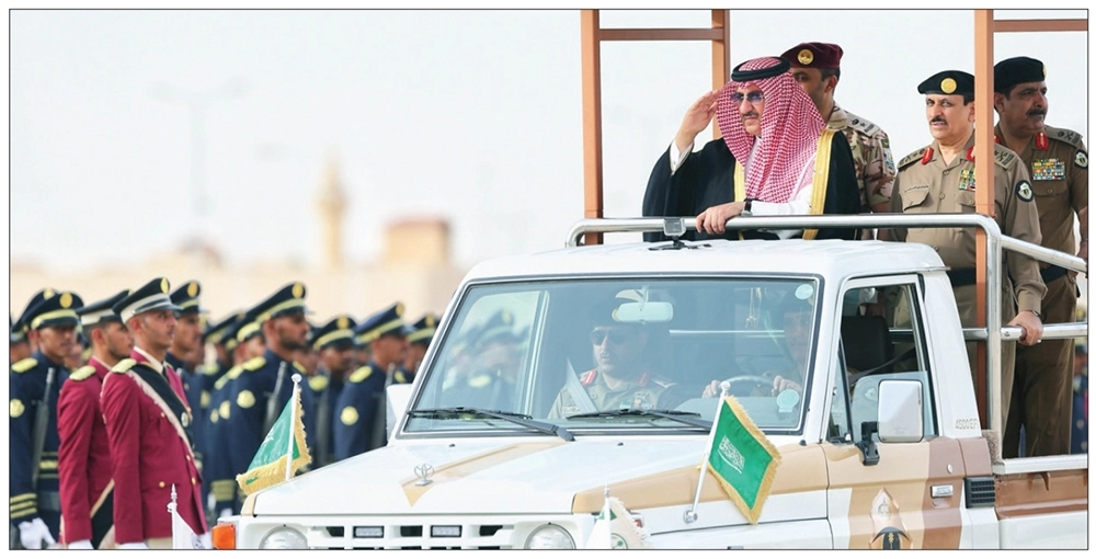 
    الأمير محمد بن نايف يستعرض طابور الخريجين في الرياض أمس (عبدالله فلاح، محمد مشهور)