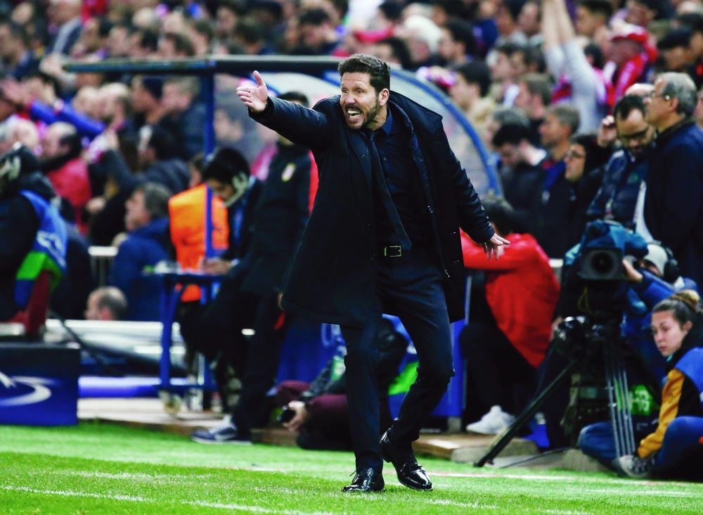 دييجو سيميوني يوجه لاعبيه خلال المباراة                 (رويترز)