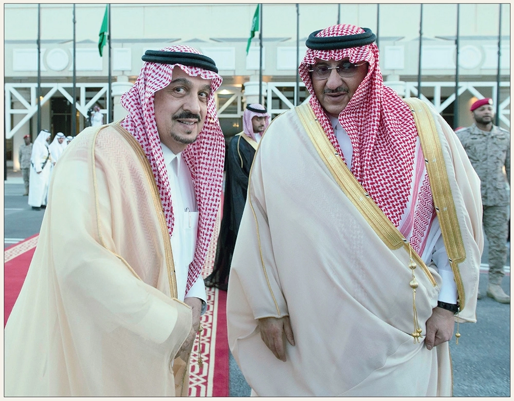 
    الأميران فيصل بن بندر ومحمد بن نايف في مقدمة مستقبلي الملك بساحة المطار