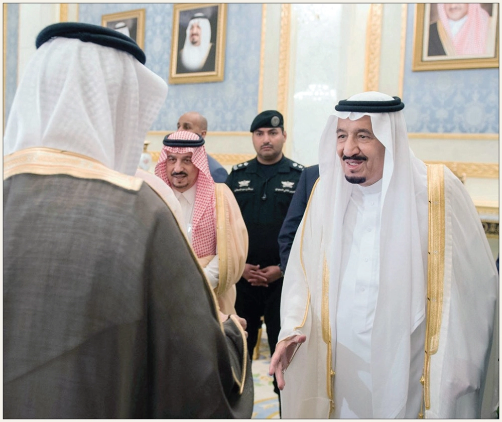 
    .. ومصافحا مستقبليه بصالة التشريفات (واس)