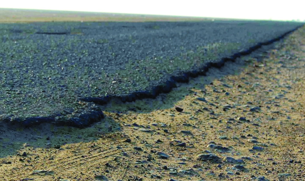 الشقوق الجانبية على طريق الساحل          (محمد عطية)