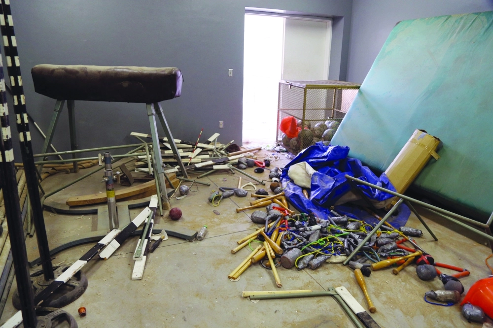 نفايات وأدوات رياضية مهملة