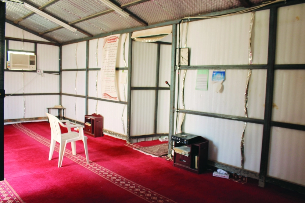 مصلى متواضع الإمكانات داخل أحد أحياء المدينة