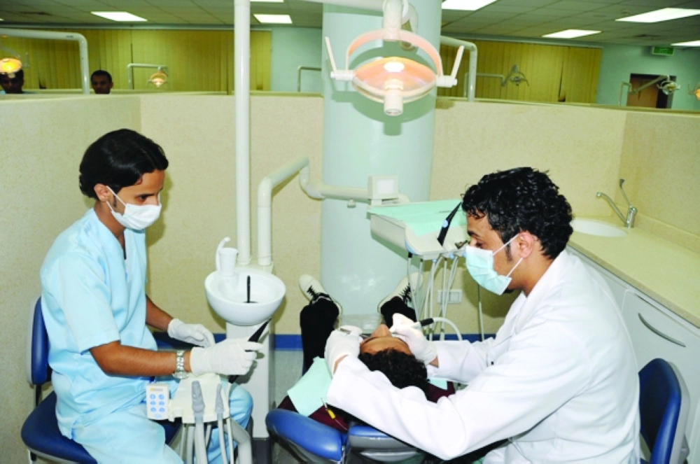 طلاب طب أسنان يتدربون في إحدى الجامعات             (مكة)