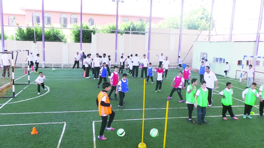 .. وآخرون يلعبون خلال الحصة في مدرسة مجهزة بمظلات                      (مكة)