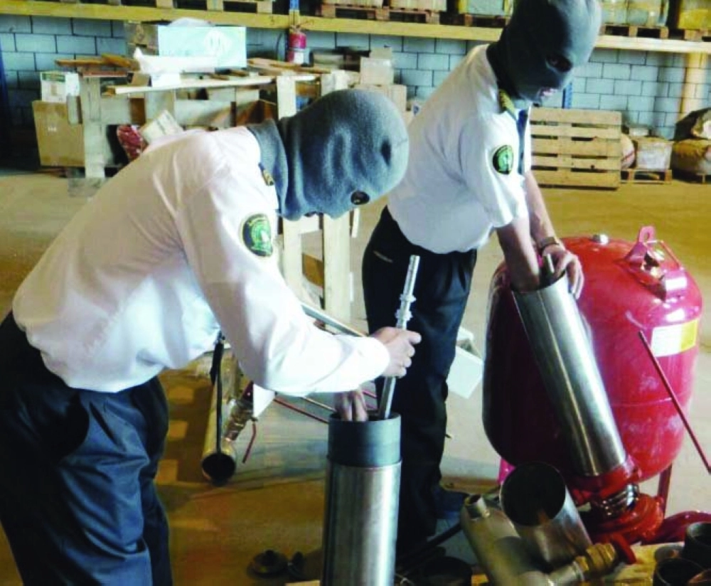 مراقبان جمركيان لدى ضبطهما الكبتاجون          (مكة)