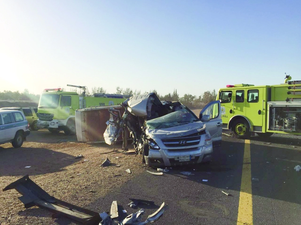 فرق الدفاع المدني تباشر الحادث 