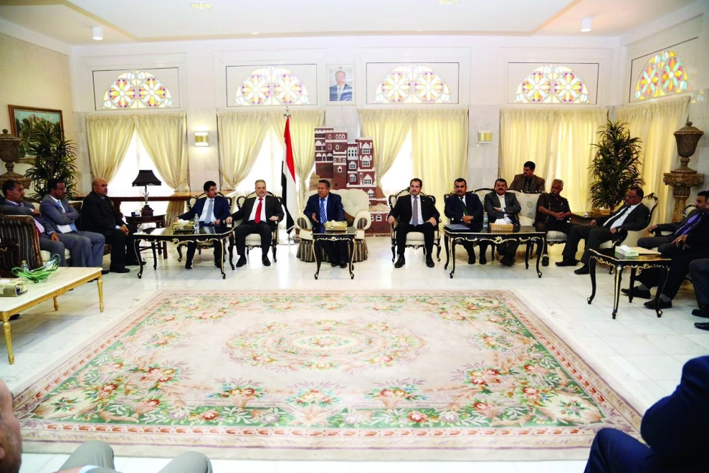 أحمد بن دغر في لقاء مع دبلوماسيي السفارة اليمنية بالرياض           (سبأ نت)