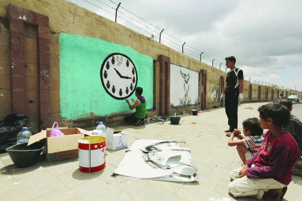 فنانو اليمن يستقبلون مشاورات الكويت برسومات جدارية في صنعاء                                                                                             (إ ب أ) 