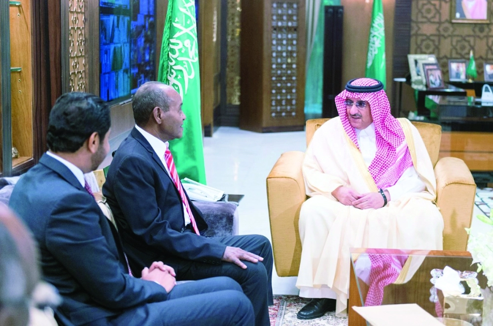 الأمير محمد بن نايف مستقبلا وزير داخلية جيبوتي أمس                   (واس)