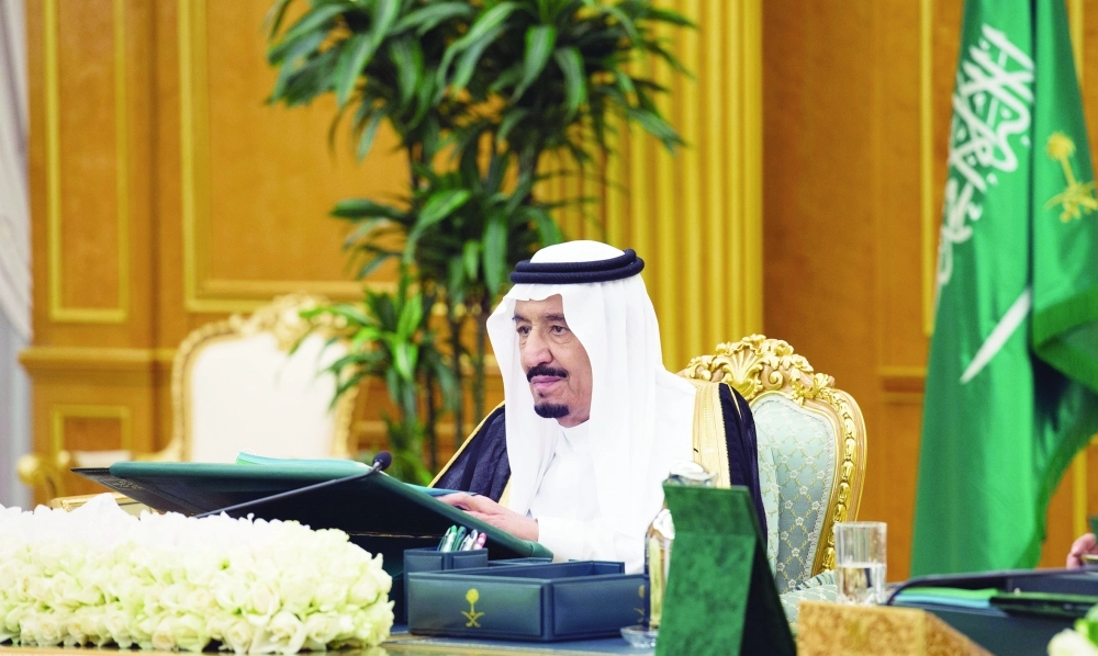 الملك سلمان لدى ترؤسه جلسة المجلس في قصر اليمامة بالرياض أمس                 (واس)