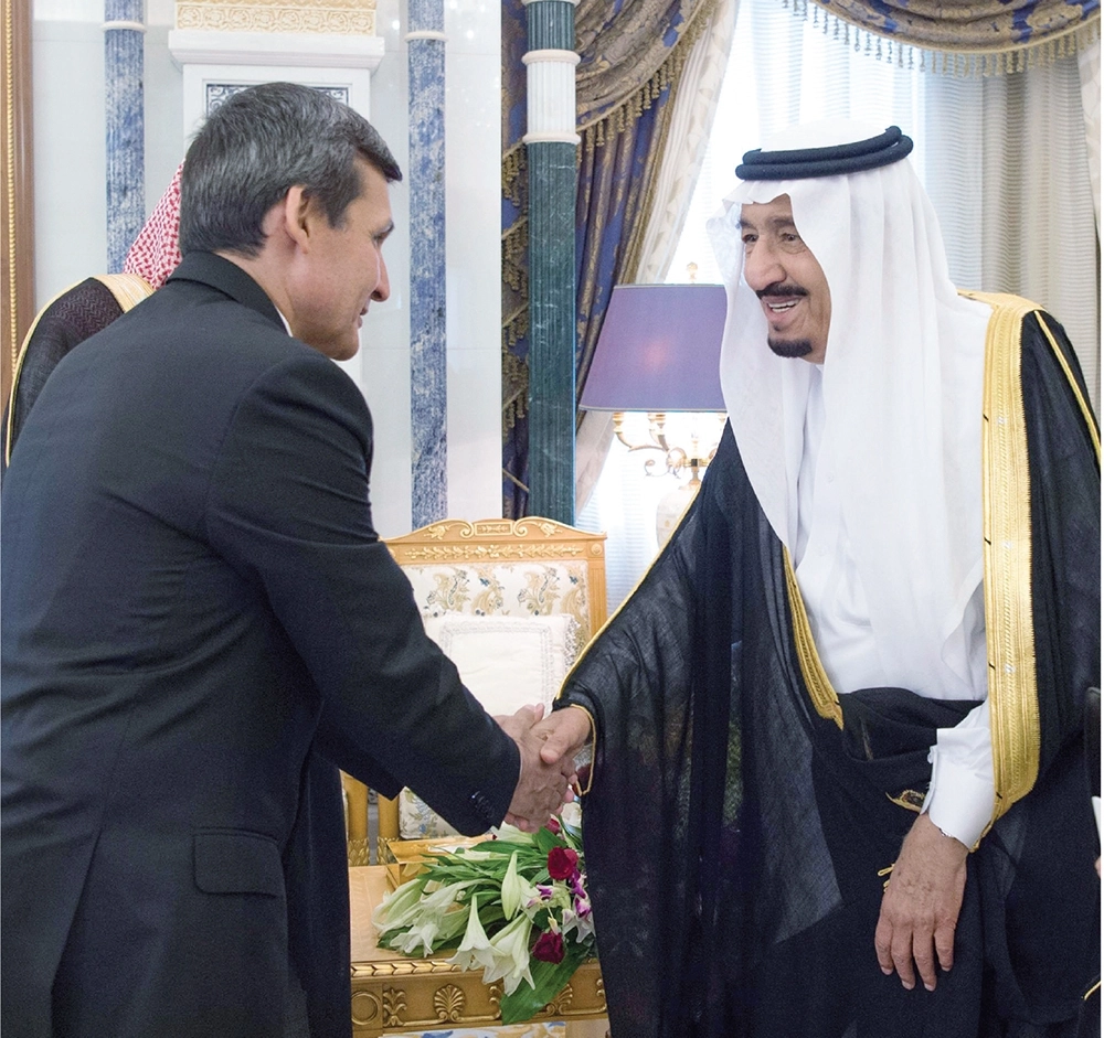 الملك سلمان لدى استقباله رشيد مريدوف في قصر اليمامة بالرياض أمس (واس)