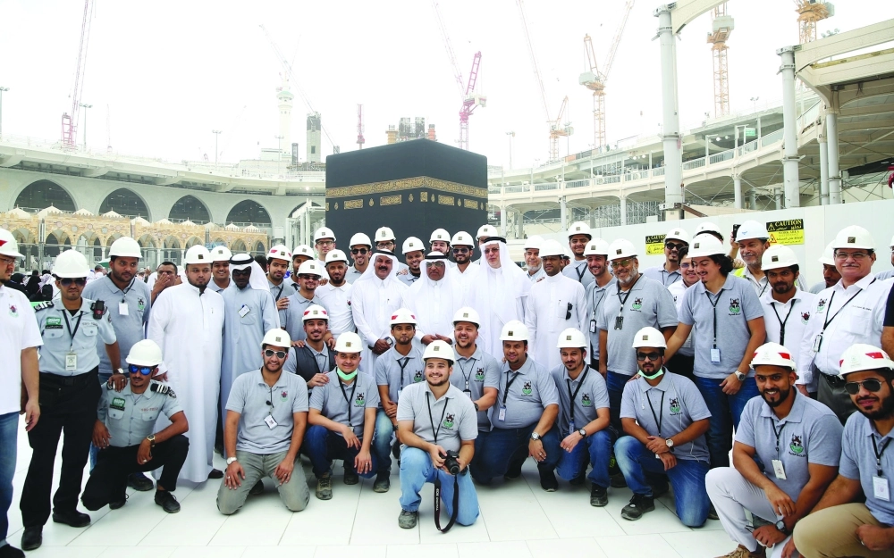 جماعية لعمال المشروع مع أعضاء اللجنة الفنية                    (ياسر بخش) 