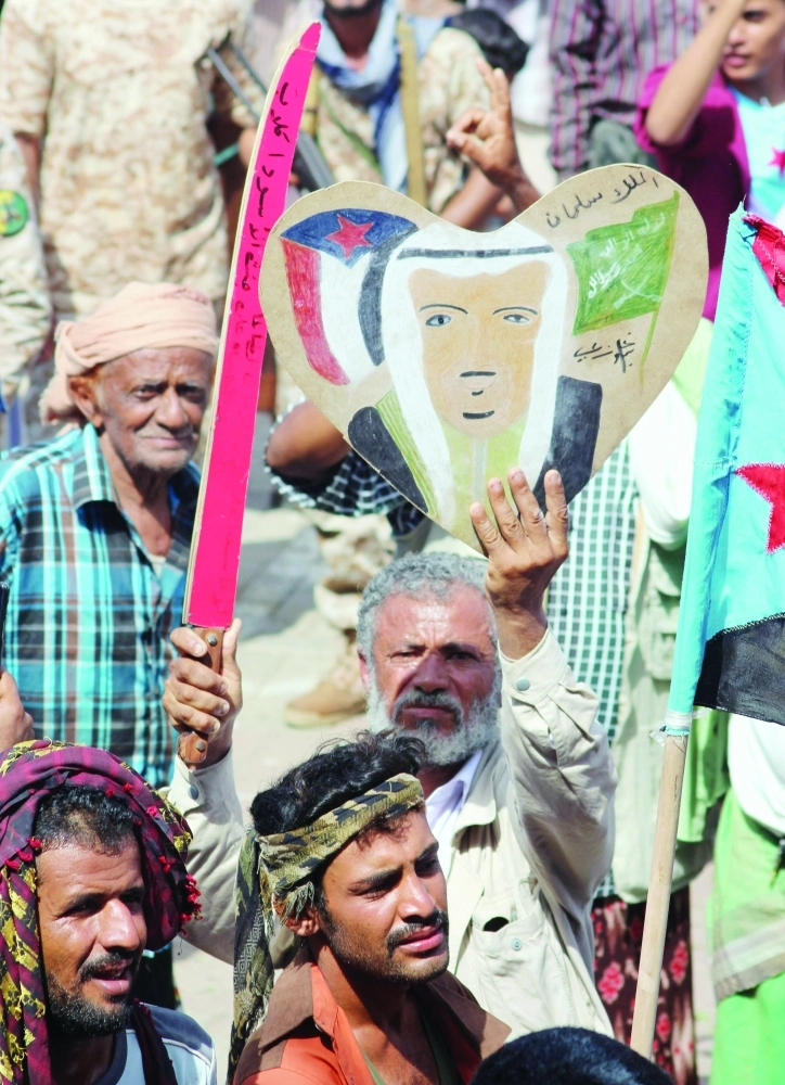 يمنيون يرفعون صورة خادم الحرمين الشريفين في عدن