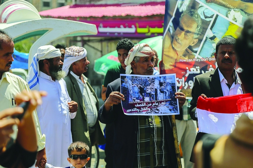 تنديد بجرائم الحوثيين في تظاهرة بتعز                                            (أ ف ب) 