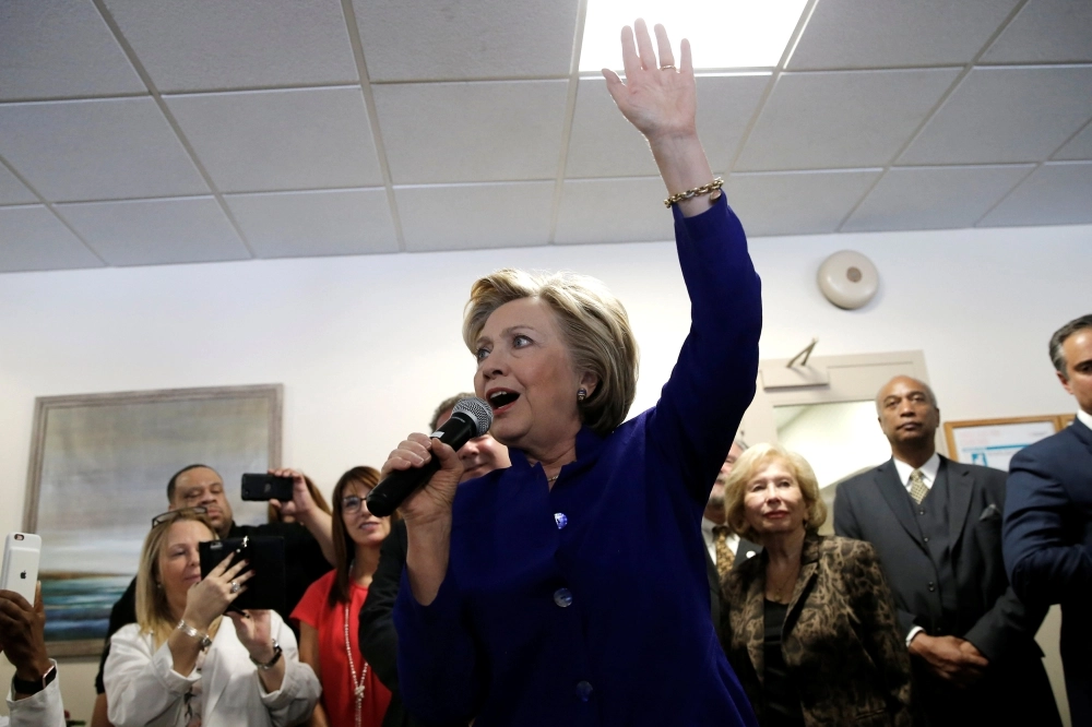 كلينتون تتحدث أمام موظفي مستشفى قرب نيويورك أمس (رويترز)