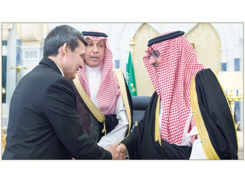 
    .. والأمير محمد بن نايف مصافحا الضيف خلال اللقاء