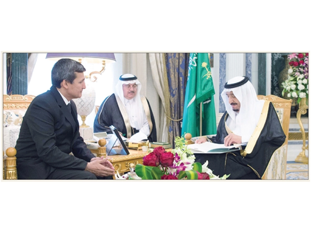 
    الملك سلمان متسلما رسالة من رئيس تركمانستان نقلها رشيد مريدوف في الرياض أمس (واس)