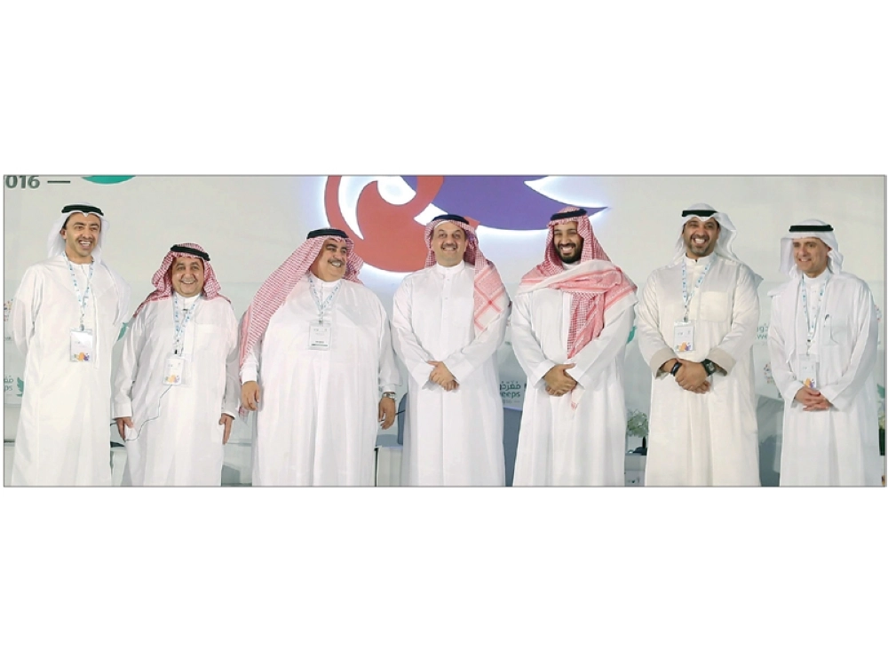 
    الأمير محمد بن سلمان متوسطا الوزراء الخليجيين المشاركين في ملتقى «مغردون 4» بالرياض أمس (محمد مشهور)