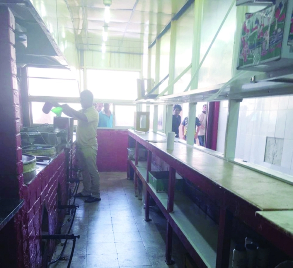 عامل يعيد تكرار الزيت          (مكة