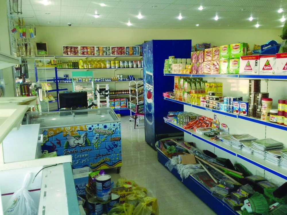 جانب من إحدى البقالات في الأحياء               (مكة)