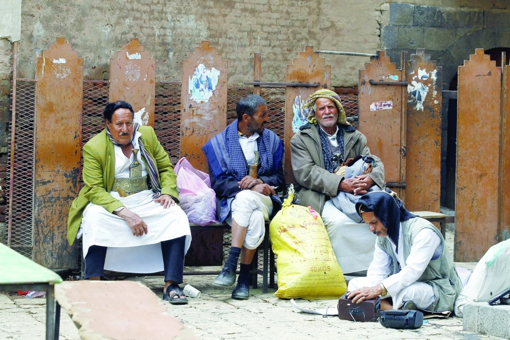 يمنيون جالسون في سوق صنعاء القديمة انتظارا للمجهول (إ ب أ) 