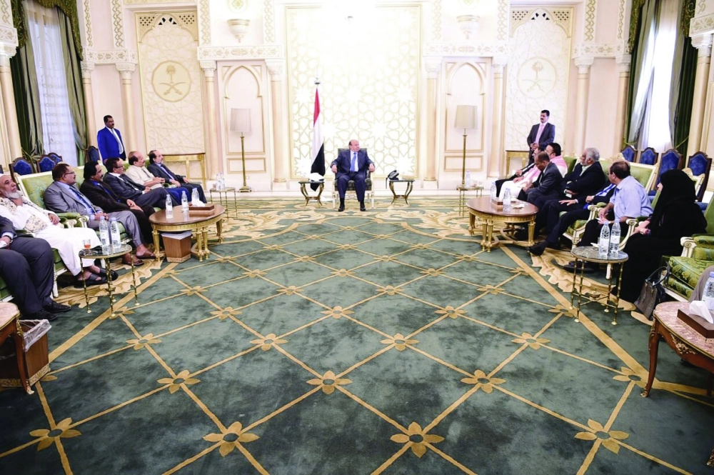 هادي مستقبلا قيادات من الحراك الجنوبي بالرياض أمس                 (سبأ نت)