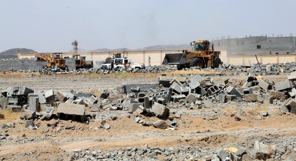     لجنة إزالة التعديات تباشر أعمالها أمس (أحمد جابر)
