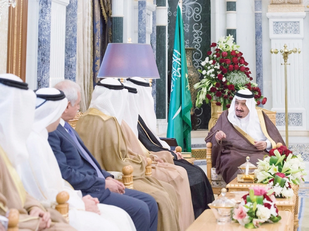     خادم الحرمين مستقبلا وزراء التربية والتعليم الخليجيين في الرياض أمس (واس)