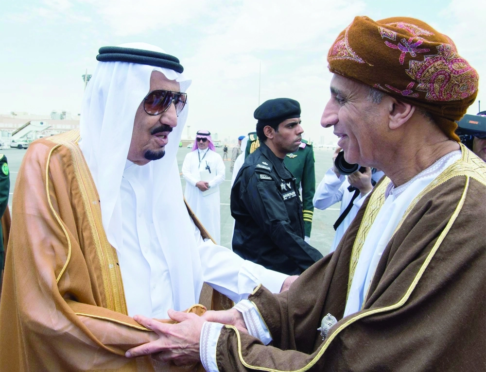  الملك سلمان مستقبلا نائب رئيس مجلس الوزراء العماني وأمير قطر               (واس)