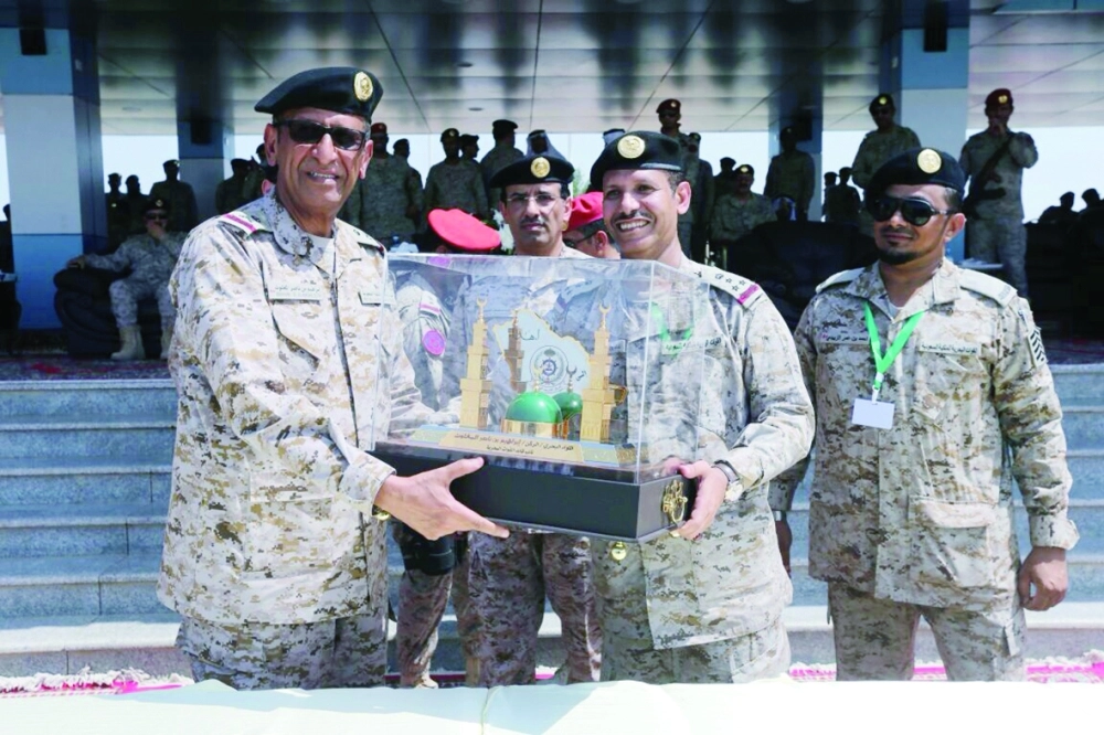 إبراهيم المغلوث مكرما بعض القيادات    (مكة)